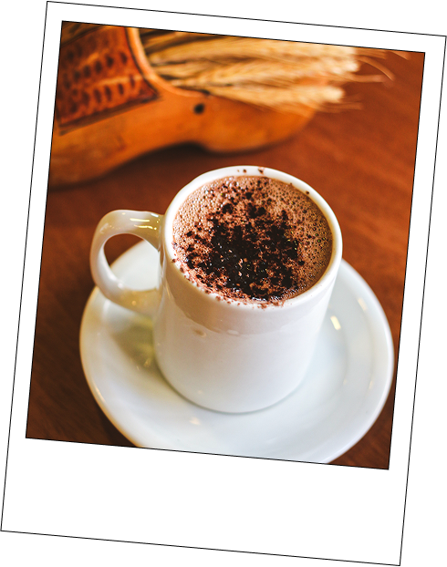 Foto de uma xícara com chocolate quente